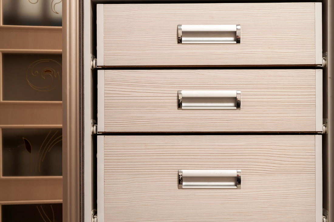 Meblowe uchwyty krawędziowe - wszystko, co warto wiedzieć.