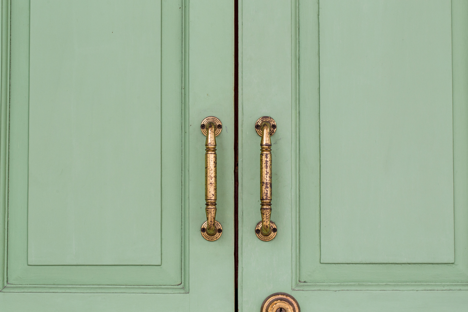 Designerskie uchwyty do mebli - jak odmienić wygląd swojego wnętrza?