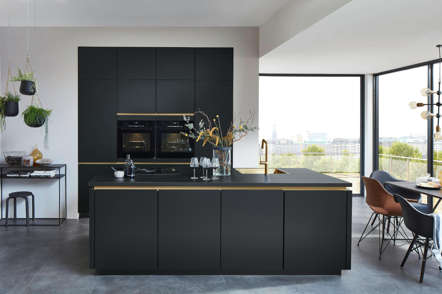 Kuchnia biała kontra kuchnia czarna. Różnice w aranżacji